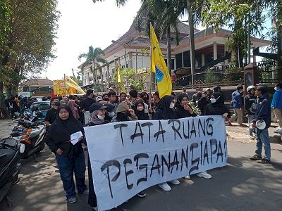 Kurangnya Pelibatan Masyarakat Soal Perda, Ratusan Kader PMII Jember Demo