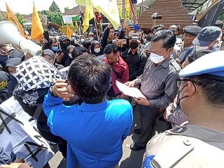 Wakil DPRD Respon Tuntutan PMII Jember