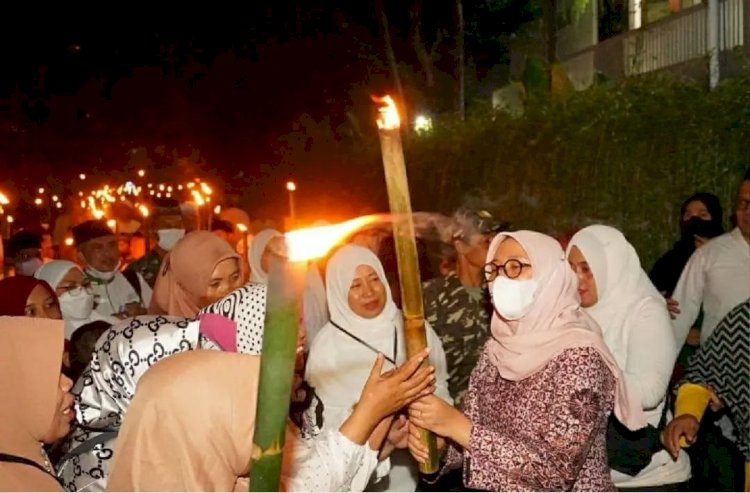 Bupati Ipuk Jalan Keliling Pawai Obor Bareng Warga