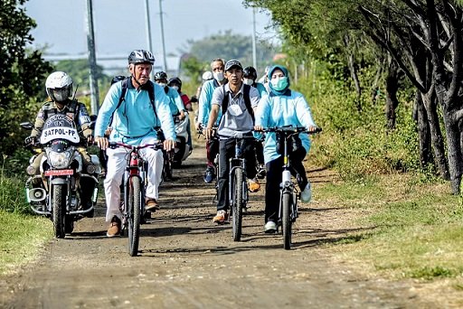 Sekda Ajak Guru LH Swedia Gowes Jalur Sepeda