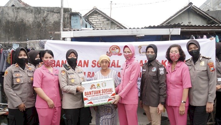 Polwan Sidoarjo Baksos dan Vaksinasi di Desa Pesisir