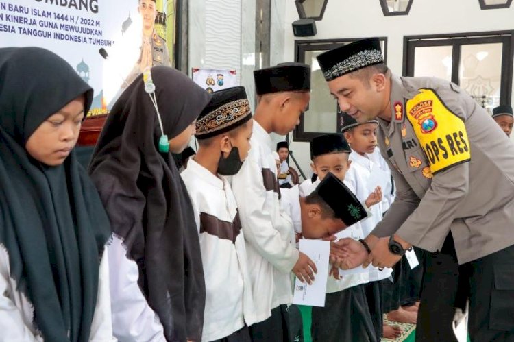 Kapolres Jombang Santuni Pelajar Berprestasi
