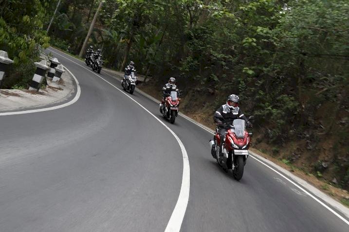 Cara Naik Motor Matik di Tanjakan dan Turunan