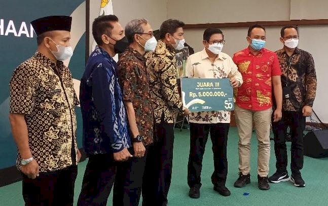 Petrokimia Gresik Serahkan Hadiah Lomba kepada Desa dan Kelurahan