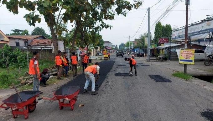 Jalan Peterongan-Sumobito Diperbaiki