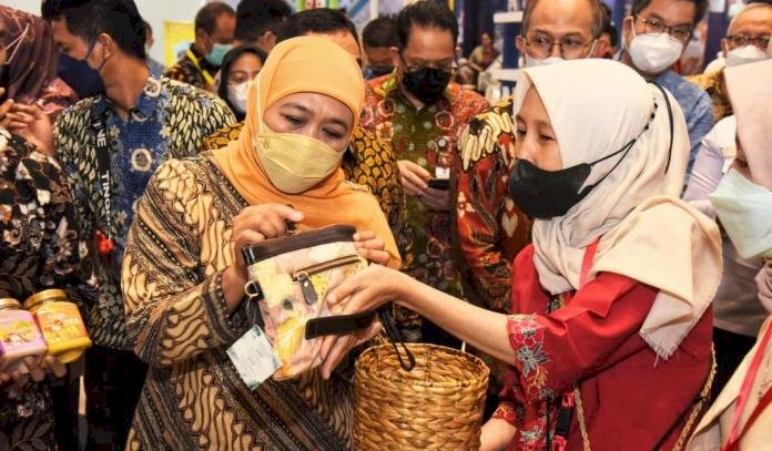 Raih Penghargaan Jasa Bakti Koperasi dan UKM Tahun 2022, Khofifah:  Buah dari Hexahelix Collaboration