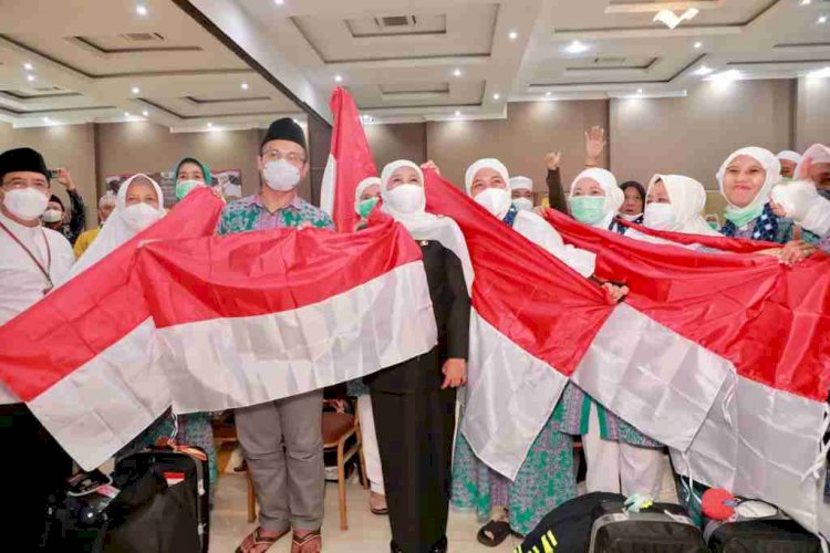 Sambut Kedatangan Jemaah Haji Kloter Terakhir, Gubernur Khofifah Bagikan Bendera Merah Putih