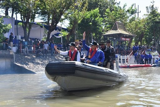 Ribuan personel Koarmada II Bersih-Bersih Sungai