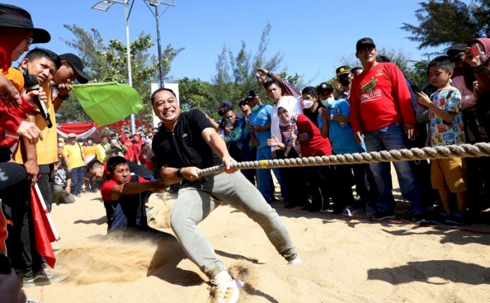 Semarak Bulan Kemerdekaan di Kota Pahlawan,  Semangat Gotong-royong Lawan Kemiskinan dan Kebodohan