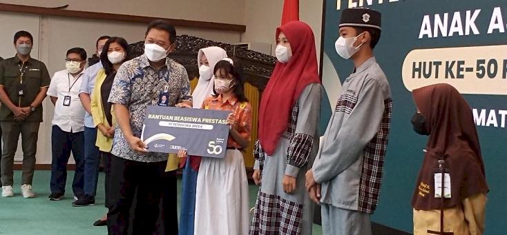 Petrokimia Gresik Salurkan Beasiswa Rp 300 Juta