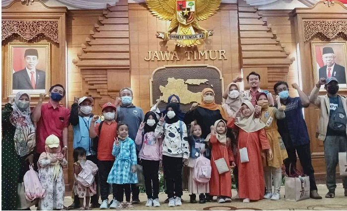 Khofifah Berbagi Kebahagiaan Bersama Anak-Anak dan Penjual Bakso  Peserta Upacara HUT Ke-77 RI di Luar Halaman  Grahadi