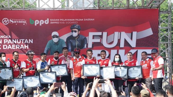 Bupati Muhdlor Beri Penghargaan ke Wajib Pajak Panutan