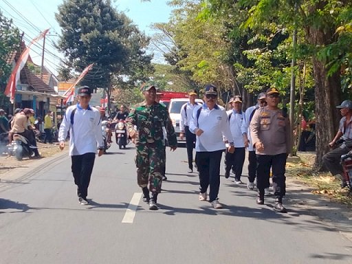 Kapolsek Tegaldlimo dan Anggota Ikut Ramaikan Gerak Jalan