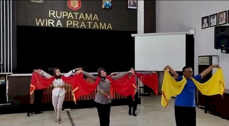 Polwan Polresta Banyuwangi Latihan Tari Gandrung