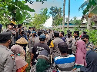 Tolak Tambang Emas, Ratusan Warga Hadang Tim BSI