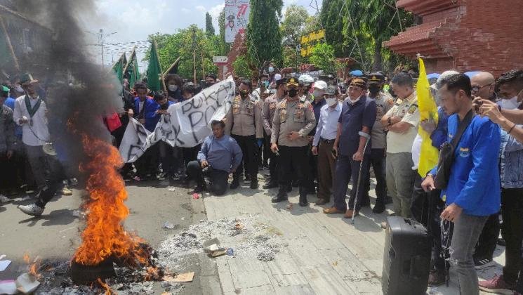 Demo Mahasiswa Blokade Jalan Nasional dan  Bakar Ban