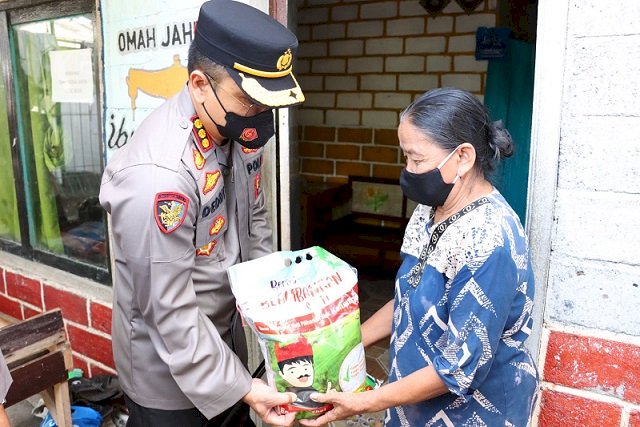 Pasca BBM Naik, Polresta Banyuwangi Bagikan Sembako