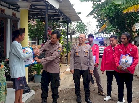 Polisi di Probolinggo Bagikan Sembako Door To Door