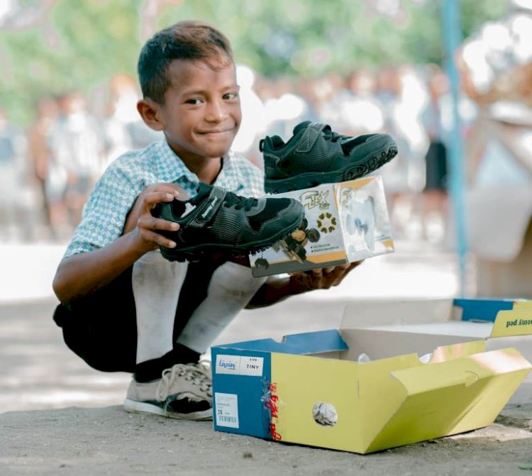 Bank Mandiri Bagikan 25 Ribu Sepatu Sekolah Gratis