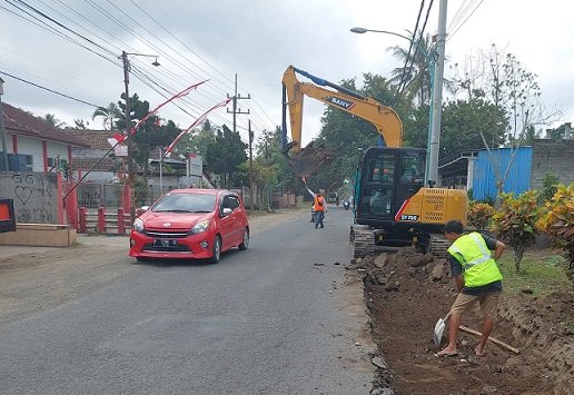 Dinas PU CKPP Banyuwangi Perbaiki Jalan di Siliragung