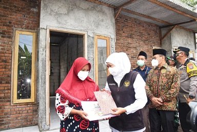 Serahkan 7 Unit Rutilahu di Sidoarjo, Gubernur Khofifah Upayakan Tempat Tinggal Layak Huni Bagi Masyarakat Tak Mampu