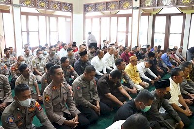 Tragedi Kanjuruhan, Polresta Banyuwangi  Gelar Salat Ghaib Bersama Laros Jenggirat