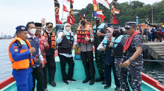 Tradisi Petik Laut Nelayan Sedang Biru, Gubernur Khofifah Berharap Kian Bawa Berkah bagi Nelayan