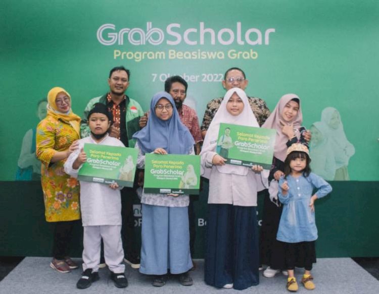 Grab Beri Beasiswa Ratusan Anak Mitra di Surabaya