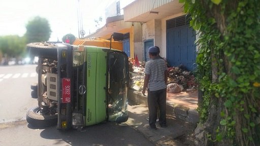 Truk Milik DLH Terguling, Bertepatan dengan Penilaian Piala Adipura