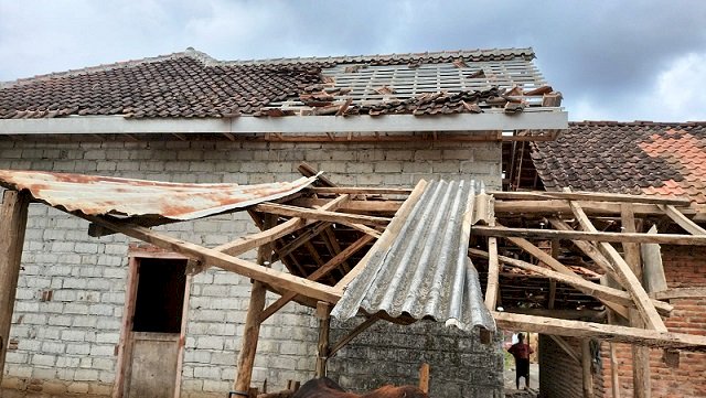 Puluhan Rumah Rusak di Sidowangi Wongsorejo