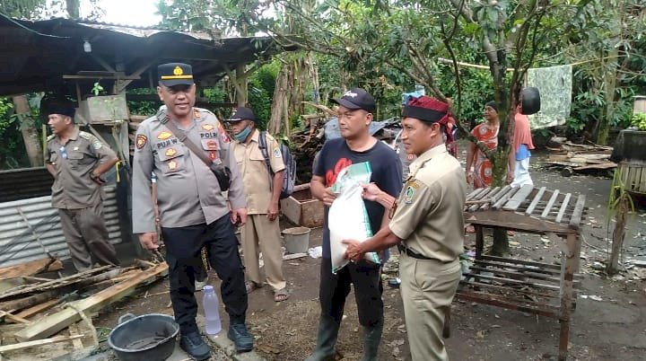 Polresta Banyuwangi Beri Bantuan pada Korban Puting Beliung