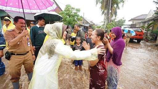 Bupati Ipuk Keliling Temui Warga Terdampak Banjir