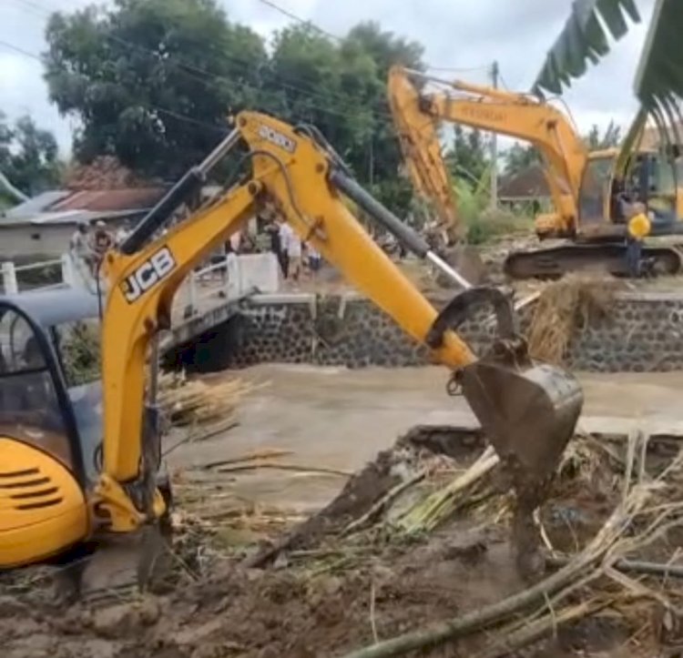 Dinas PU CKPP Banyuwangi Turunkan 2 Alat Berat