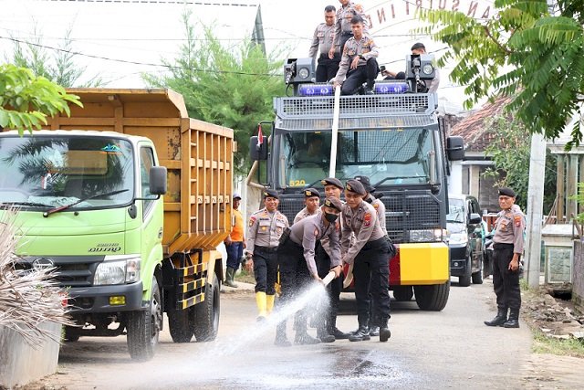 Bahu Membahu Bersihkan Material Lumpur dan Sampah Pasca Banjir