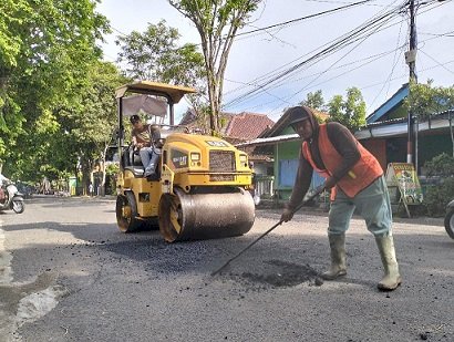 Respon Keluhan Warga, Dinas PU CKPP Lakukan Tambal Sulam