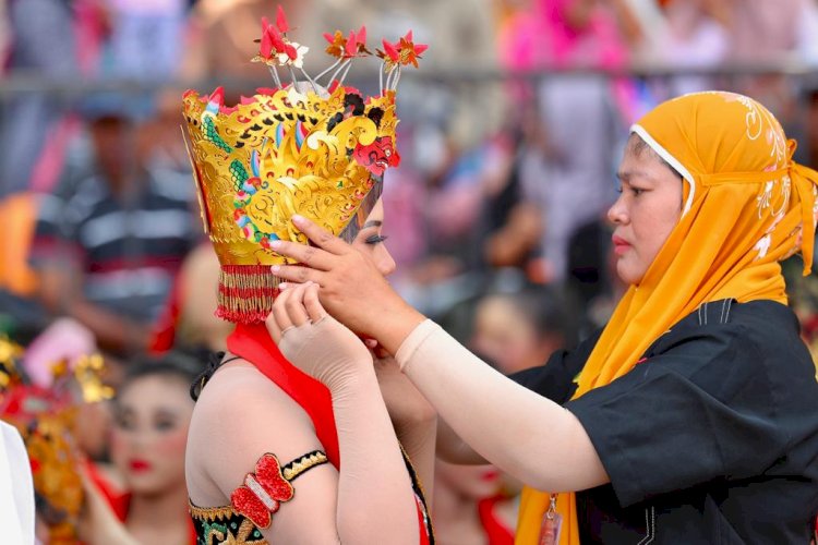 Tangis Bangga Orang Tua Lihat Anaknya Sukses Tampil di Festival Gandrung Sewu