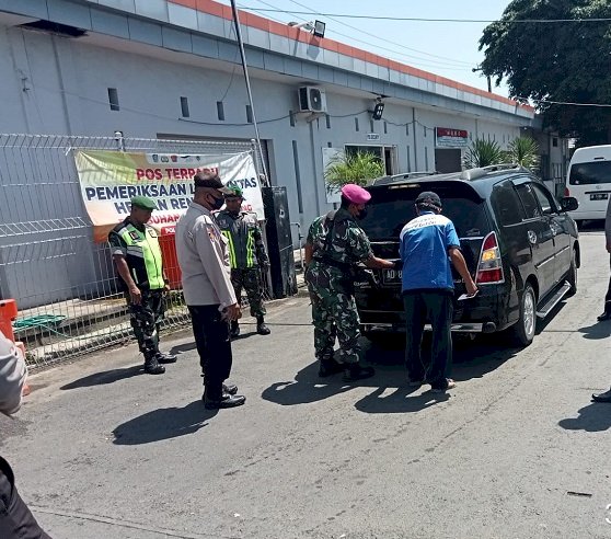 Polresta Banyuwangi dan Petugas Gabungan TNI Awasi Pelabuhan Ketapang