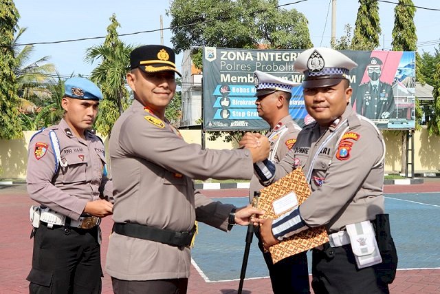 7 Anggota Polisi Dapat Reward Kapolres Probolinggo