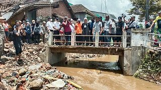 Bupati Ipuk Kunjungi Korban Banjir di Kalibaru