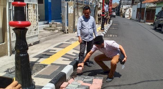 Proyek Penataan 7 Kawasan di Kota Gresik, 41 Tiang Lampu dan Tutup Saluran Air Raib