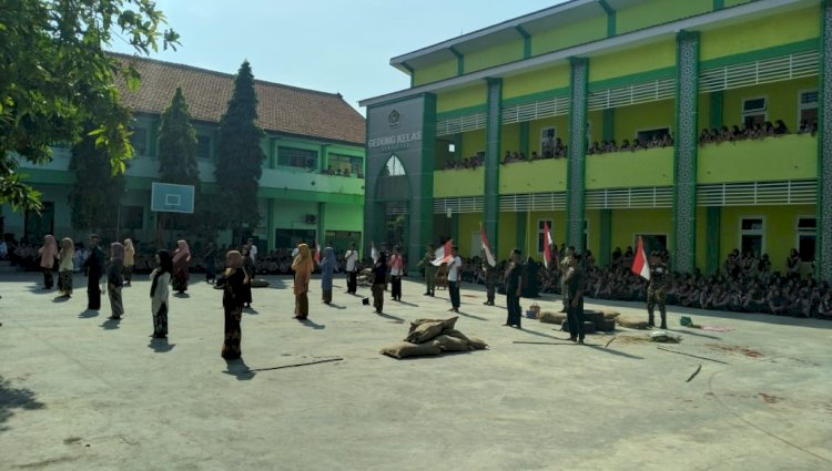 Drama Kolosal: Tetes Darahku Persembahan dari Siswa MAN 2 Tuban Dalam Peringatan Hari Pahlawan