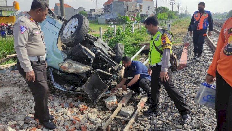 Avanza Tertabrak KA, Pengemudi Tewas