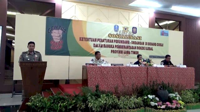 Satpol PP Provinsi Jatim dan Bea Cukai Sosialisasikan Larangan Produksi Rokok Ilegal