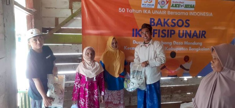 Ika FISIP Unair Serahkan Bantuan untuk Desa Mendung Bangkalan