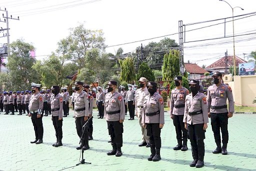 Kapolresta Banyuwangi  Beri Penghargaan Kepada 15 Anggotanya