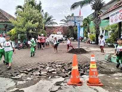 Usai Terendam Banjir, Ratusan Siswa SDN 1 Lateng Bersihkan Sekolah