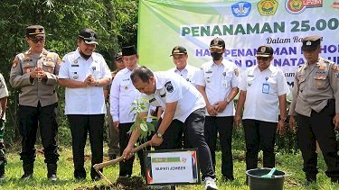 Bupati Hendy Apresiasi Penanaman bibit Pohon