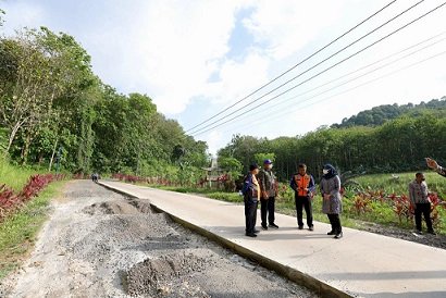 Bupati Ipuk Cek Pembangunan Jalan di Pesanggaran