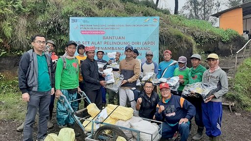 PTPN XII Bagikan APD ke Para Penambang Belerang Gunung Ijen