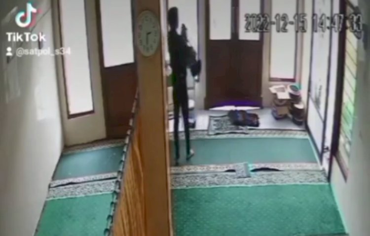 Lagi, Maling Bobol Kotak Amal Terekam CCTV